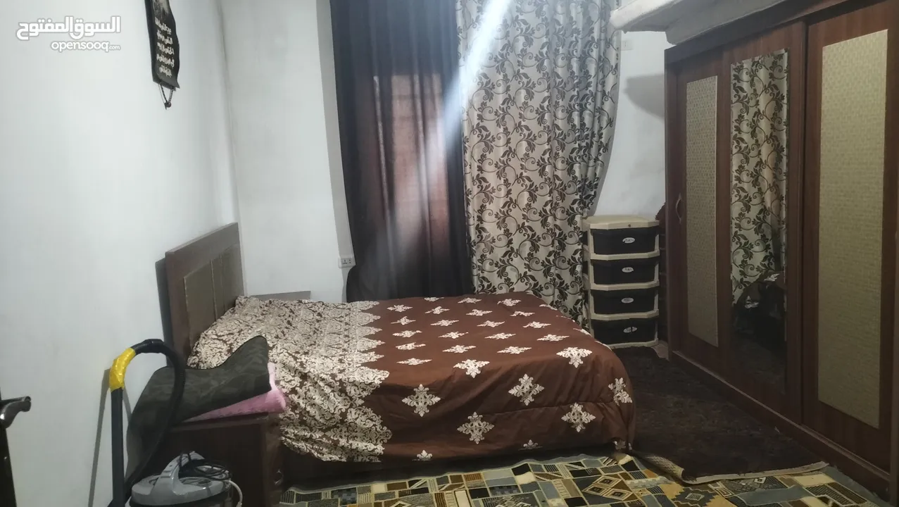 منزل مكون من 3غرف نوم و3 حمامات واحده ماستر وصاله وصالون  وحديقه عدد 2
