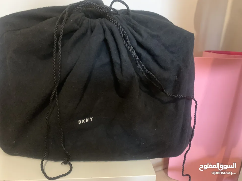 Dkny اصلية استعمال خفيف 3-4 مرات