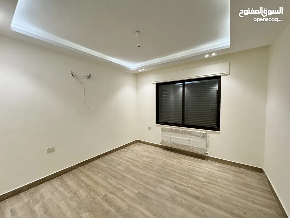 شقة طابق شبه ارضي للبيع مساحة 200م مع ترس وحديقه وكراج 250م بأجمل مناطق خلدا (مشروع 114