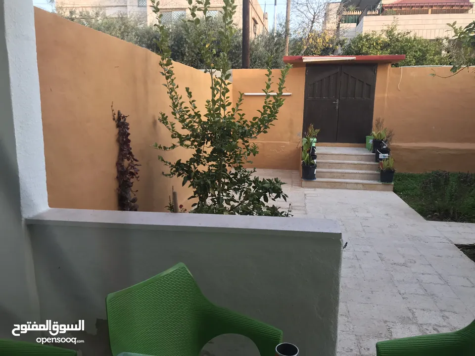 شقة ارضية مستقلة 131 متر معها حديقة 100 متر مربع في الهاشمية الحي الشرقي خلف مسجد بر الوالدين