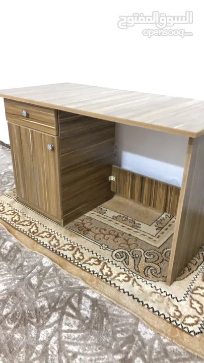 طاولة دراسة او طاولة لابتوب مكتبيه حجمها متوسط كويس