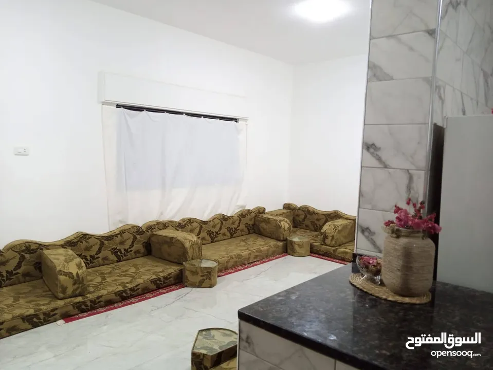 جلسة عربية بحالة جيدة جدا مع مراكي وطاولات