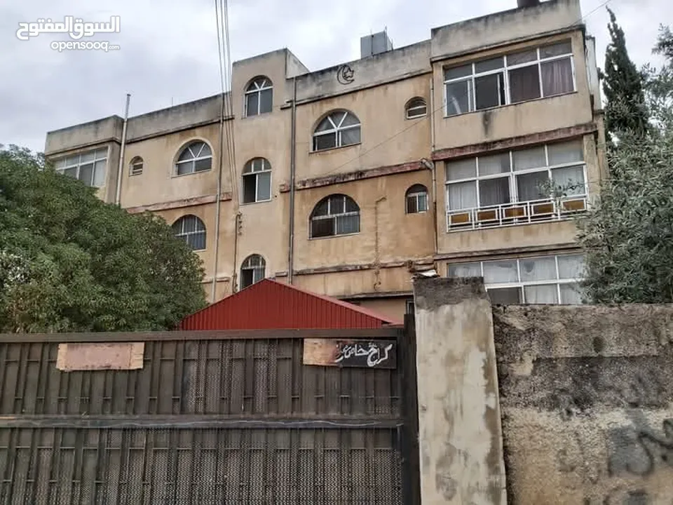 عمارة 4 طوابق للبيع في حي نزال على دونم ارض تحتوي 8 شقق وروف من المالك