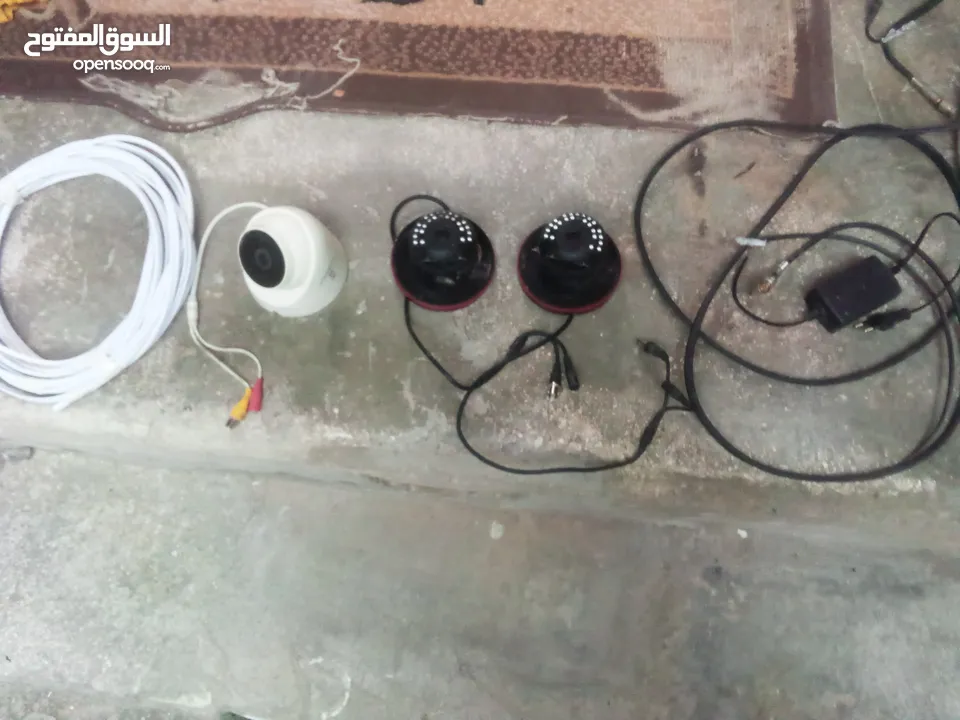 متاح 3 كاميرات مراقبة مستعملات بحالة ممتازة جدا معهم وصلات أو محولات او ديفي آر للبيع اقرء الوصف