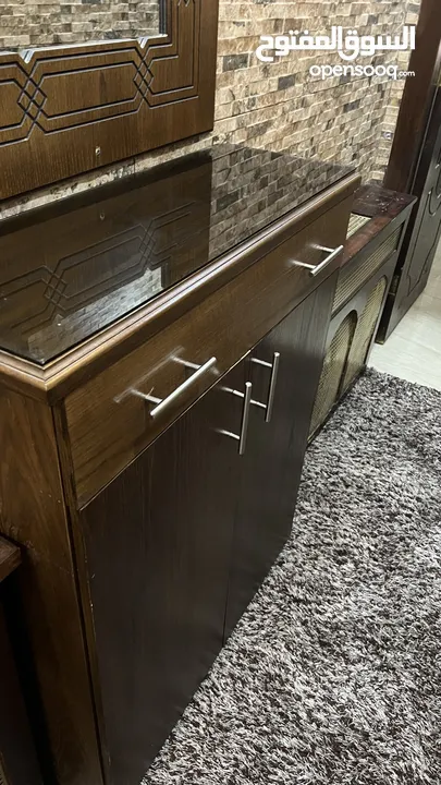 خزانة أحذية للبيع  ودرج  مع لوح زجاج لون بني كما هي بصور خشب  4 درف  فصلات