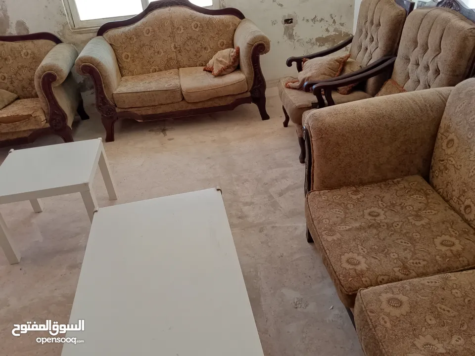 طقم كنبايات مستعمل للبيع مع طاولتين بسعر 60دينار قابل للتفاوض