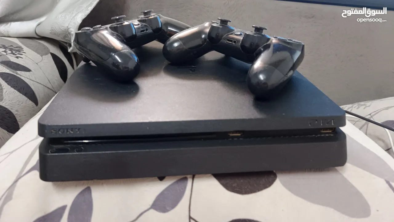 Playstation 4 slim 1tb  مع ايدتين اصليات