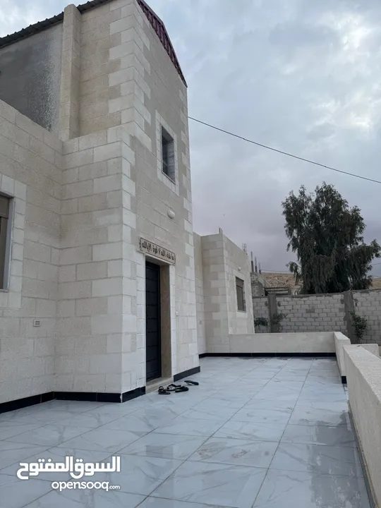 بيت للبيع مميز منطقه هادئه جدا