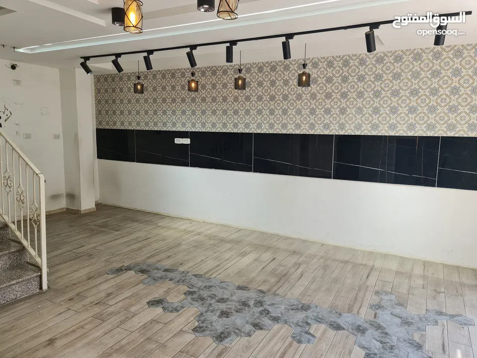 محل تجاري للايجار بالقرب من وسط البلد في مدينة الخليل مع واجهة بارزة على الشارع الرئيسي