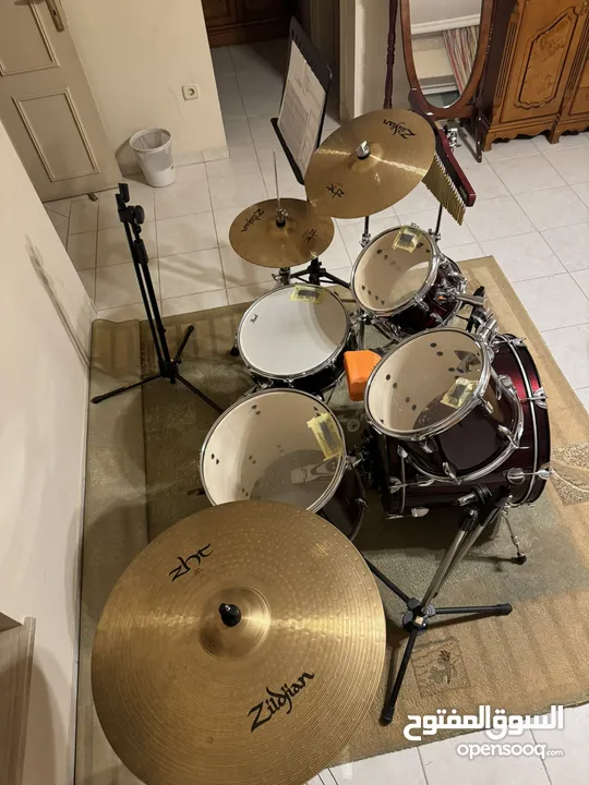 Drums PEARL بحالة الوكالة مع نحاسات Zildjian