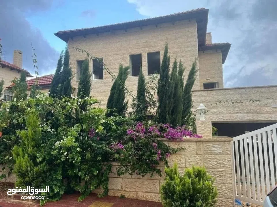 فيلا للبيع في الحي الدبلوماسي في رام الله