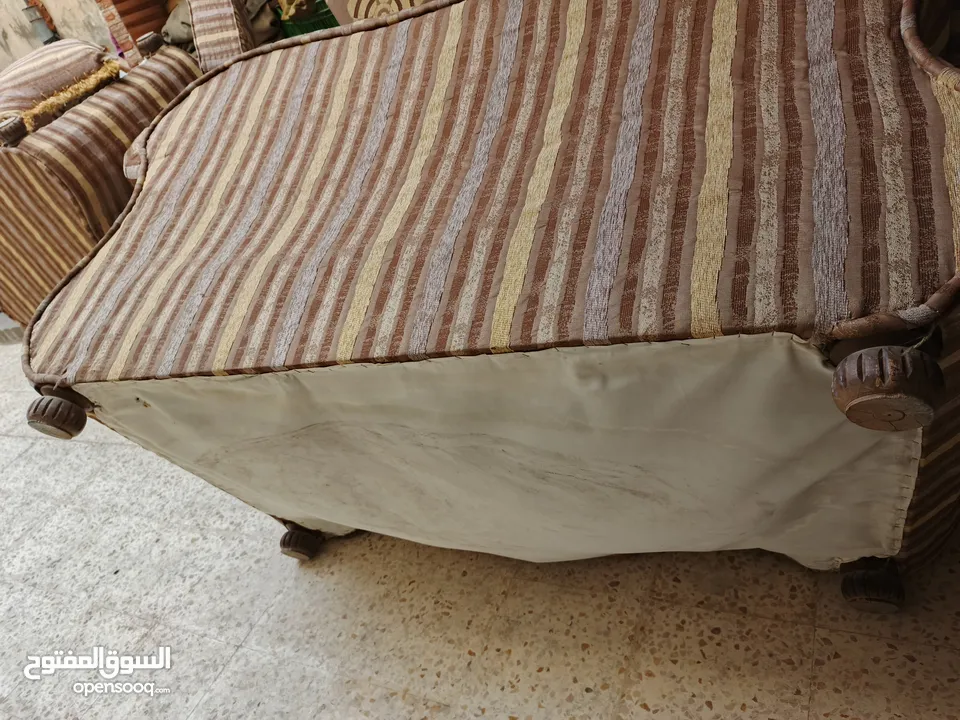 كنب كلاسيك للبيع من اربع قطع مناسب لصالون ومناسب غرفة جلوس ومناسب لغرفه ضيوف خشب اوزان ابيض
