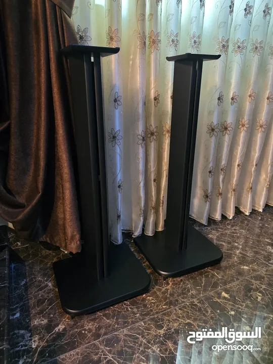 bookshelf speakers stand