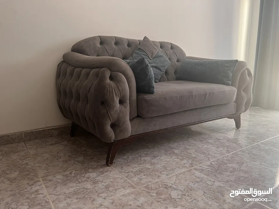طقم كنب للبيع استعمال بسيط بحالة ممتازة