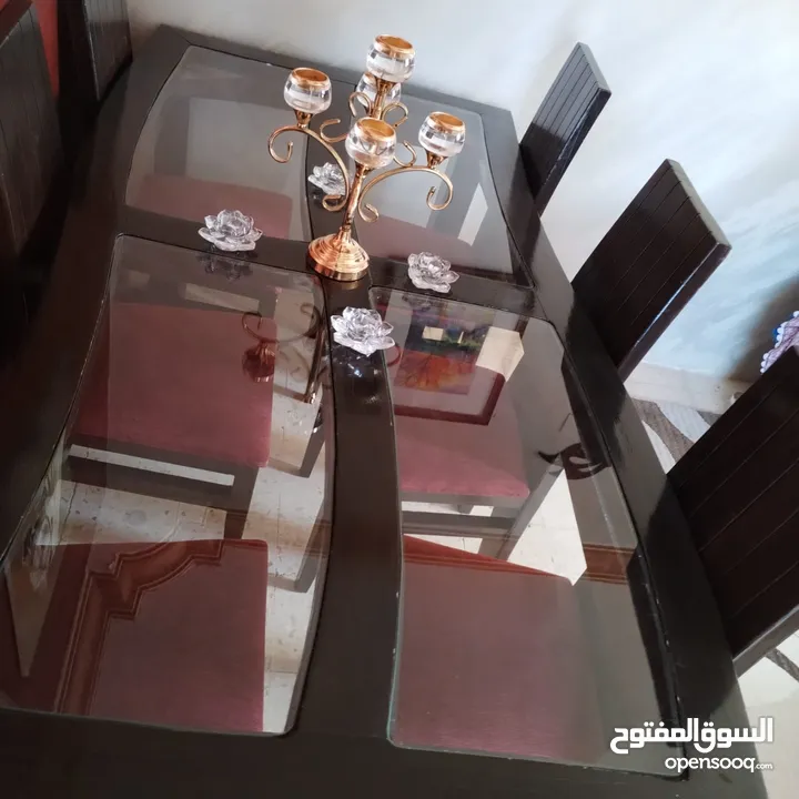 طاولة سفرة مع 6 كراسي بحالة جيدة جدا