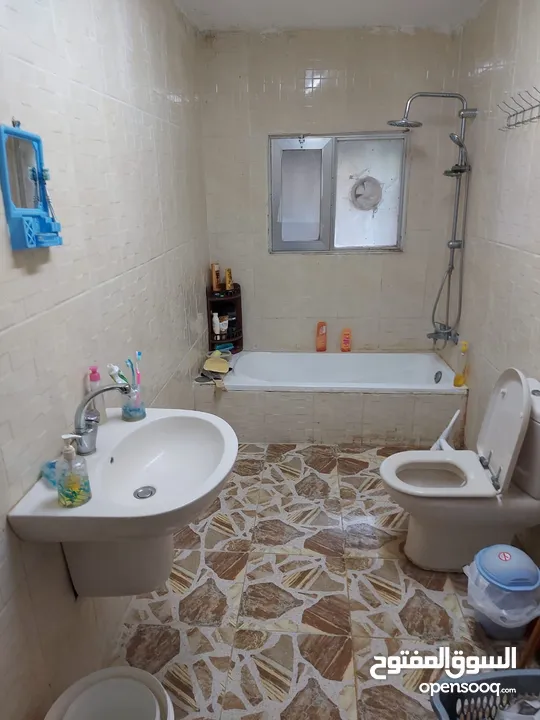 بيت ثلاث طوابق كل طابق مدخل منفصل مع برنده واسعه مع ارض 650 متر مزروعه شجر كبير مثمر بسعر 45000  JD