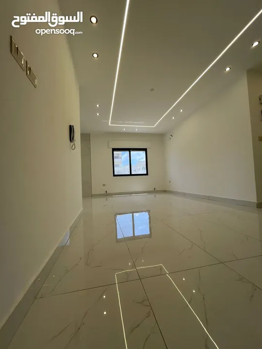 شقة ارضية مع ترسات خلف جامعة البتراء تشطيبب مميز ومنطقة هادئة