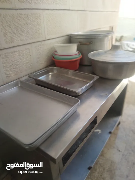 عدة مطعم مستعمل بحاله جيده للبيع بداعي السفر يوجد  متفرقات كثيره جاطات ستيل طناجر صواني ميزان