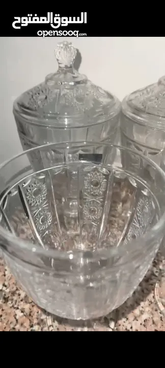 للبيع فازات زجاجية كبيرة الحجم بحالة ممتازة جدا غير مستعملة نهائيا مصنوعة من زجاج عالي الجودة،