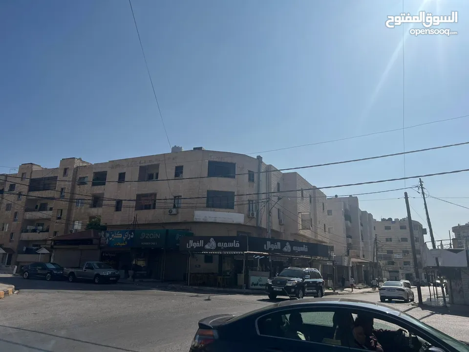مجمع تجاري في وسط إربد عبارة عن محلات وشقق مع تسوية