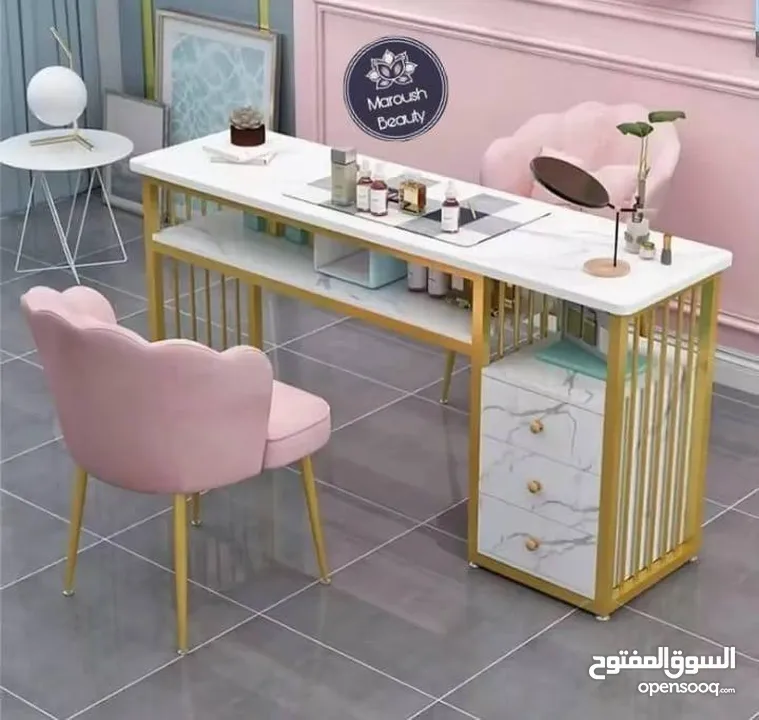 طاولة العروس الذهبية ذات تاثير رخامي يوجد على جانب الطاولة ادراج للاخزين وجميع انواع اعمال الاظافر