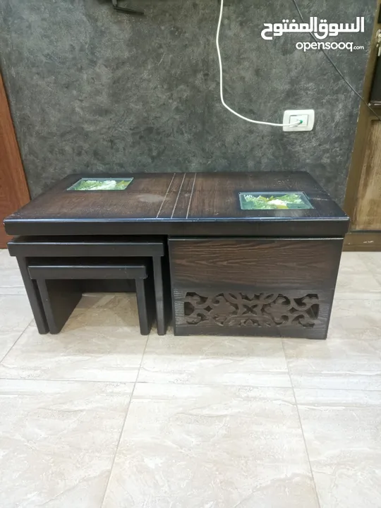 طاولة وسطية مع اربع مساعدات خشب