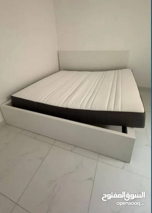 غرف نوم ايكيا ماستر سرير وكومدينتين وخزانه وتسريحه للبيع