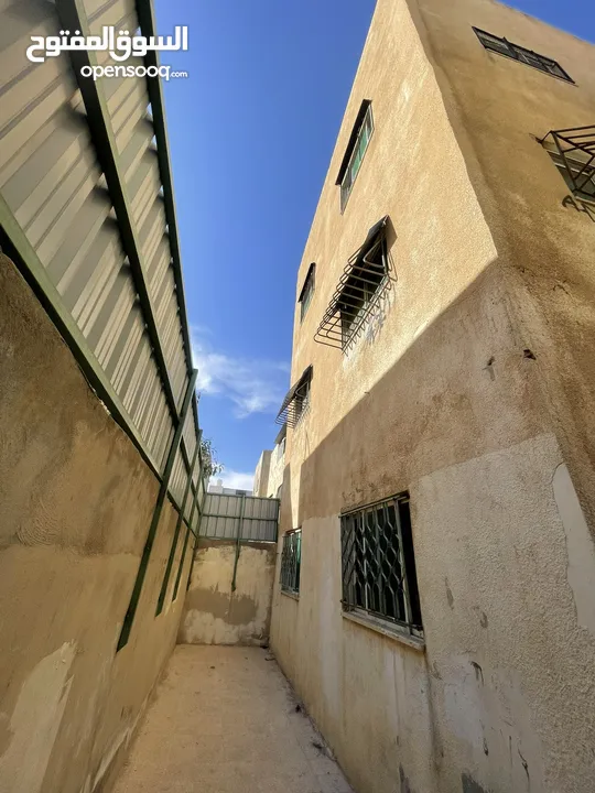 عمارة خمس شقق ومخزنين للبيع بسعر مغري