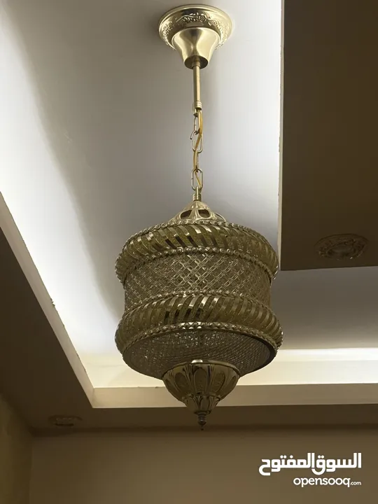كنب لون خمري  طاولات طقم  لون ابيض 3  تيبل لامب 2  براويز 2  طاولة تلفزيون