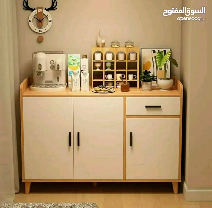 بوفيه ديكور عصري بتصميم خشبي أنيق وألوان حيادية تناسب جميع المساحات. سطح علوي مثالي للزينة أو ركن