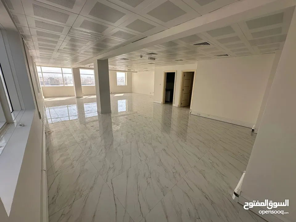 مساحة مكتبية بموقع مميز في العذيبة 18 نوفمبر - Office space in a prime location in Azaiba 18 Nov