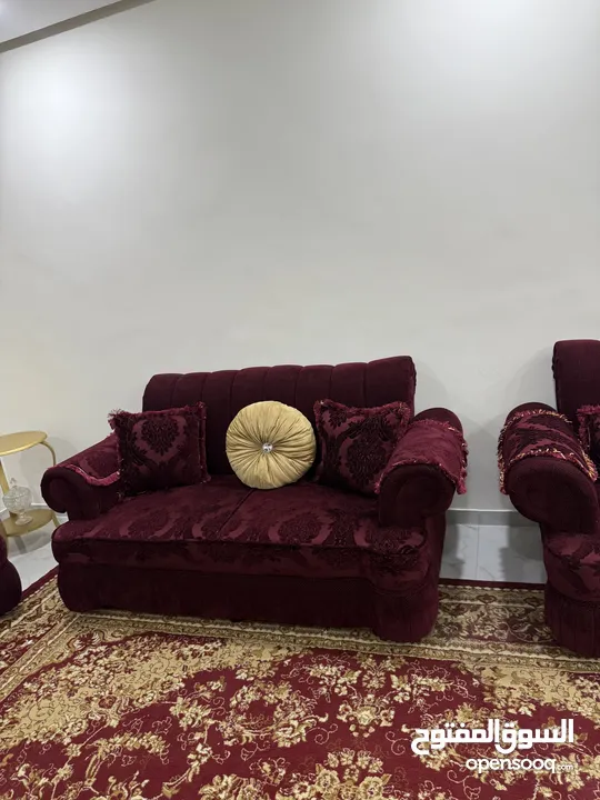 طقم كنب 9 مقاعد لون خمري مع سجادة بحالة ممتازة