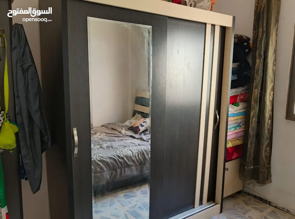 „غرفة نوم انيقة لون أسود وأبيض (تخت،خزانة،تسريحة،علاقة عامودية) ‟