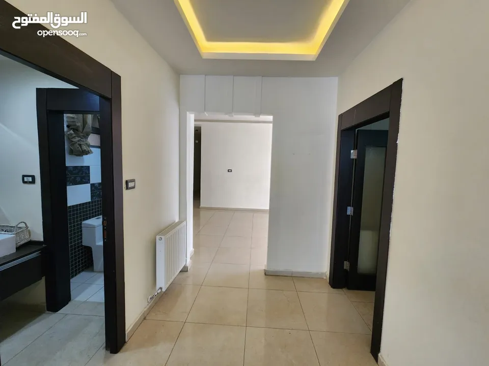 شقة فارغة للبيع في حي الصحابة - ref : 14577