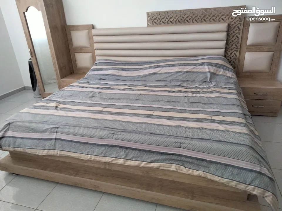غرفة نوم مستعملة مع الفرشة