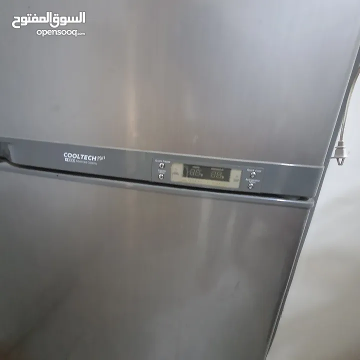 ثلاجة و مكنسه و تلفزيون للبيع