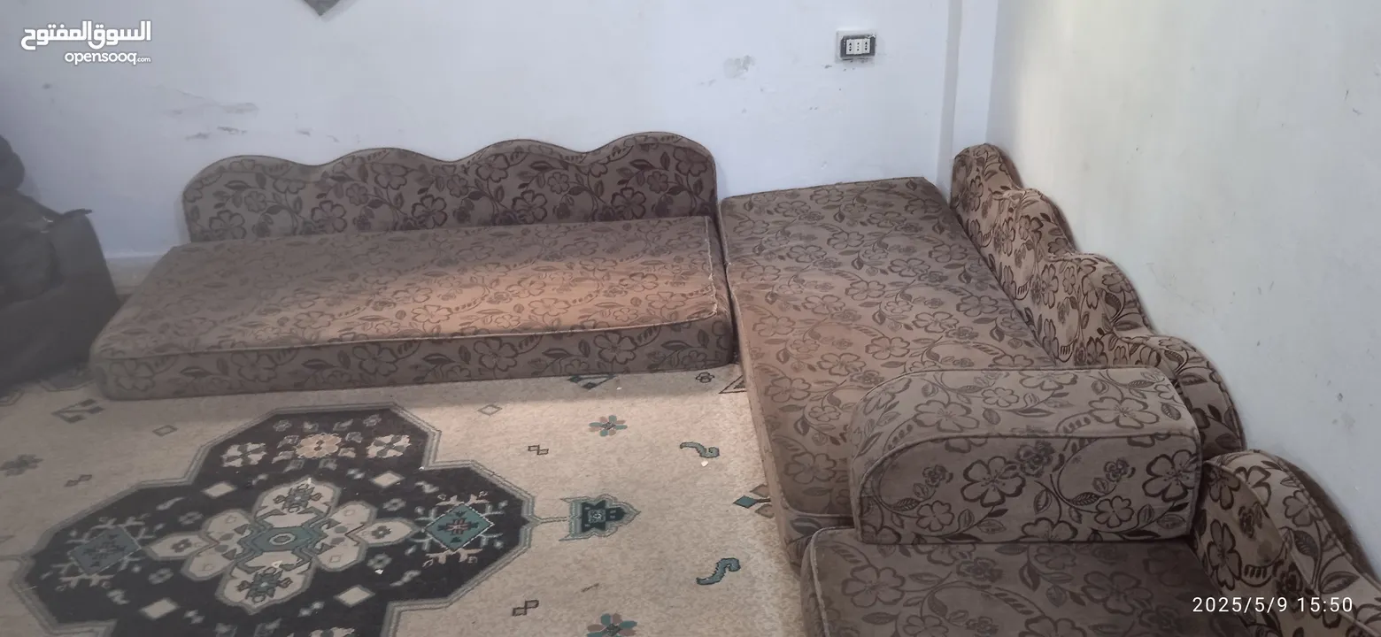 مجلس عربي نظيف جيد جدا فرش عدد 5+مساند عدد 5+ركايات عدد 5+طاولة كبيره دائرية نفس الشكل طبعا ضغط 16