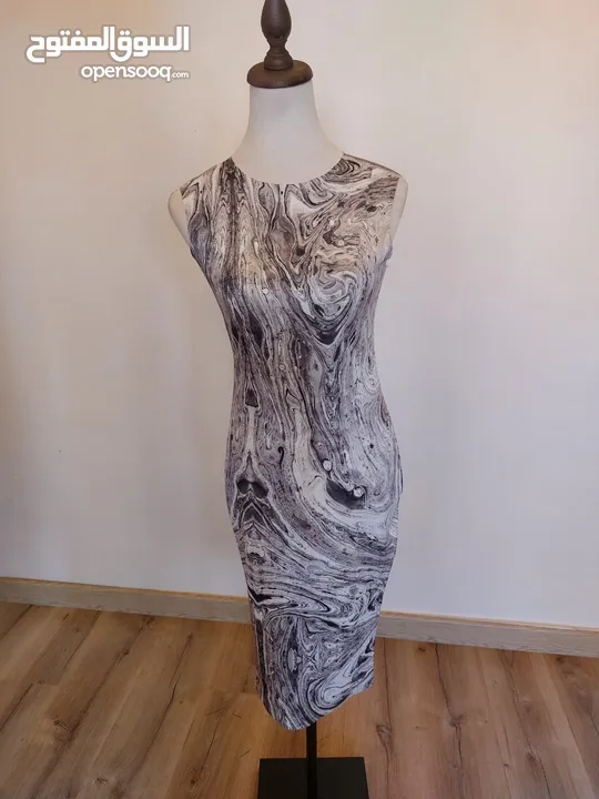 عدة فساتين جديدة و ماركات اسعارها من 10-12 دينار.