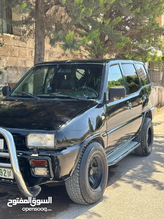 نيسان تيرانو 1995