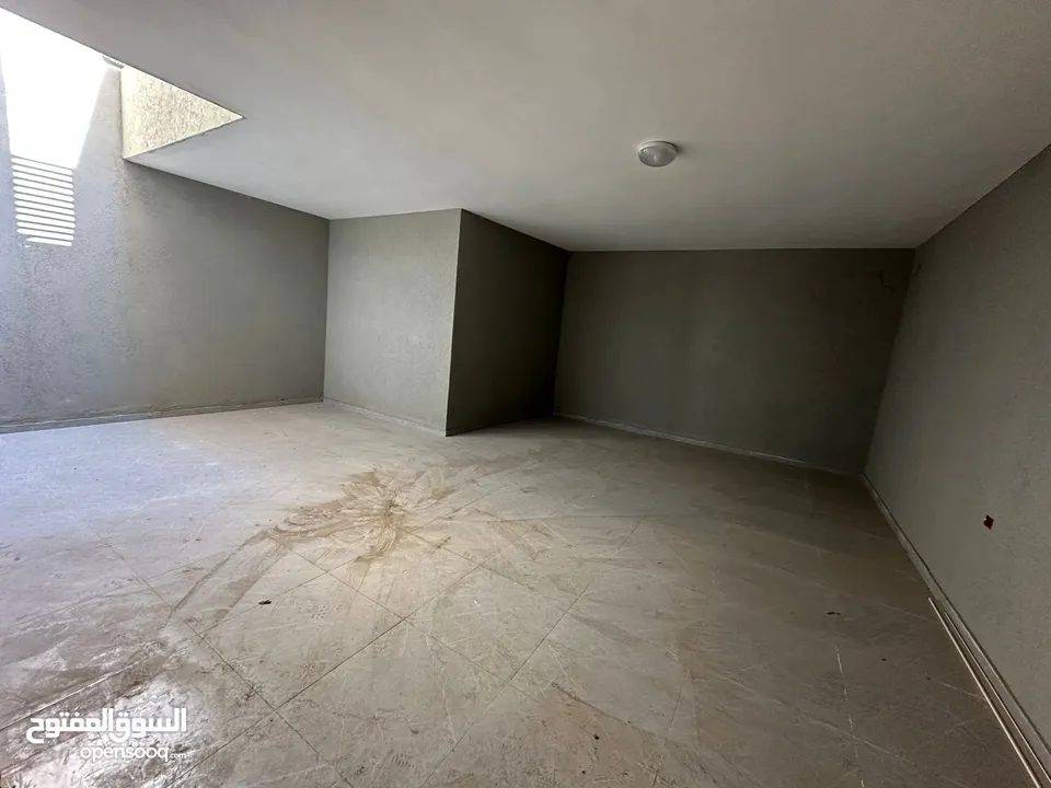 شقه للبيع مع حديقه بعين منجد