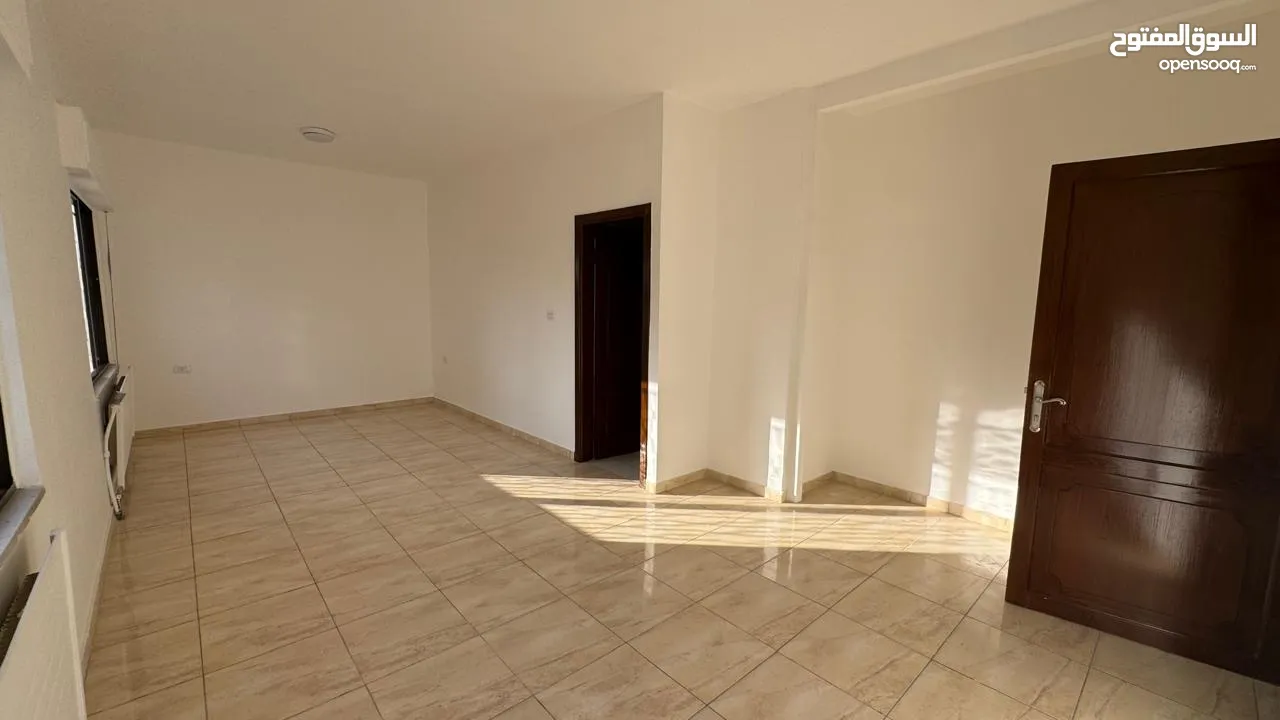 Well-Maintained Villa in Umm Al Summaq / فيلا بحالة ممتازة في أم السماق