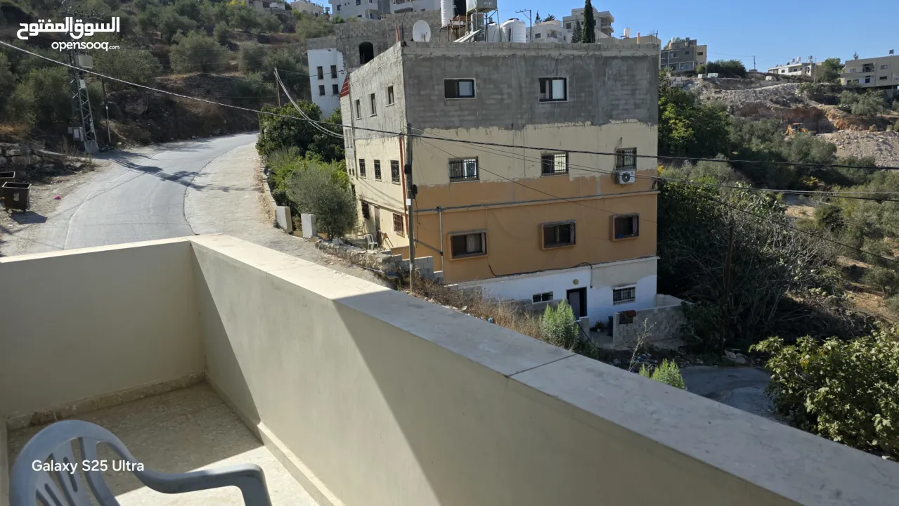 يتوفر لدينا شقة مع مخازن للبيع