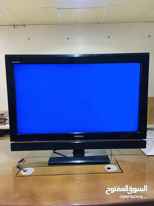TOSHIBHA LCD COLOUR TV MODEL 32PB10E