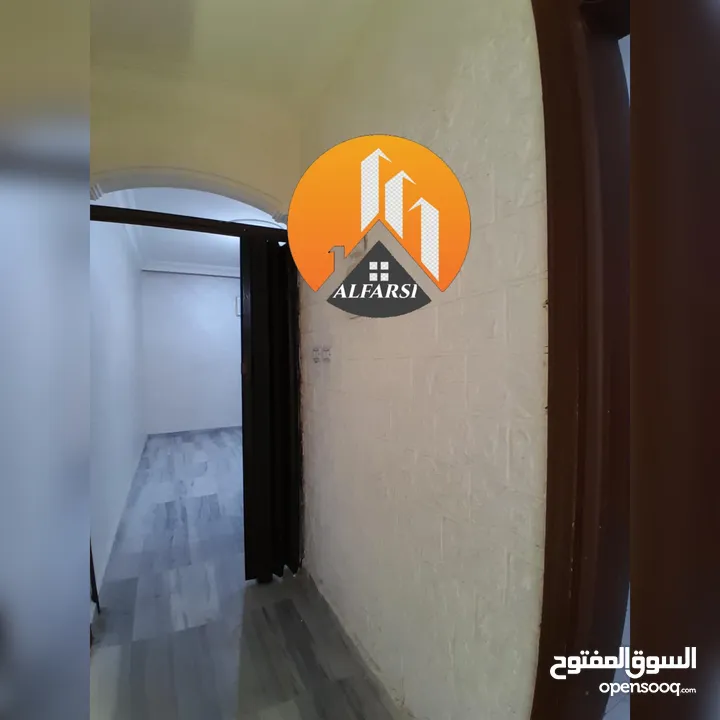 شقة طابق اول مع بلكونة ومصعد للإيجار في افضل وارقى المواقع في ضاحية الاقصى واسعة