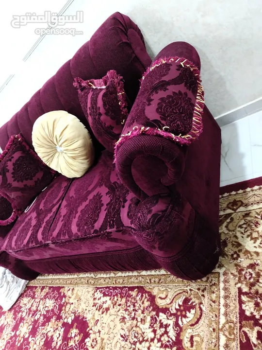 طقم كنب 9 مقاعد بحالة ممتازة لون خمري