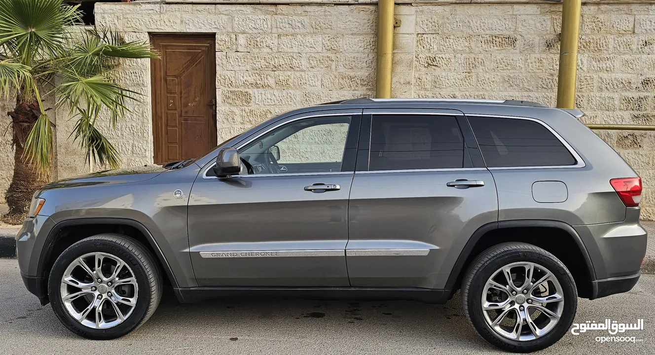 Grand Cherokee 2011 - جراند شروكي فل اضافات بانوراما بحالة ممتازة