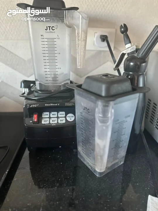 عدة محل  كاملة مع طاولات وكراسي للبيع