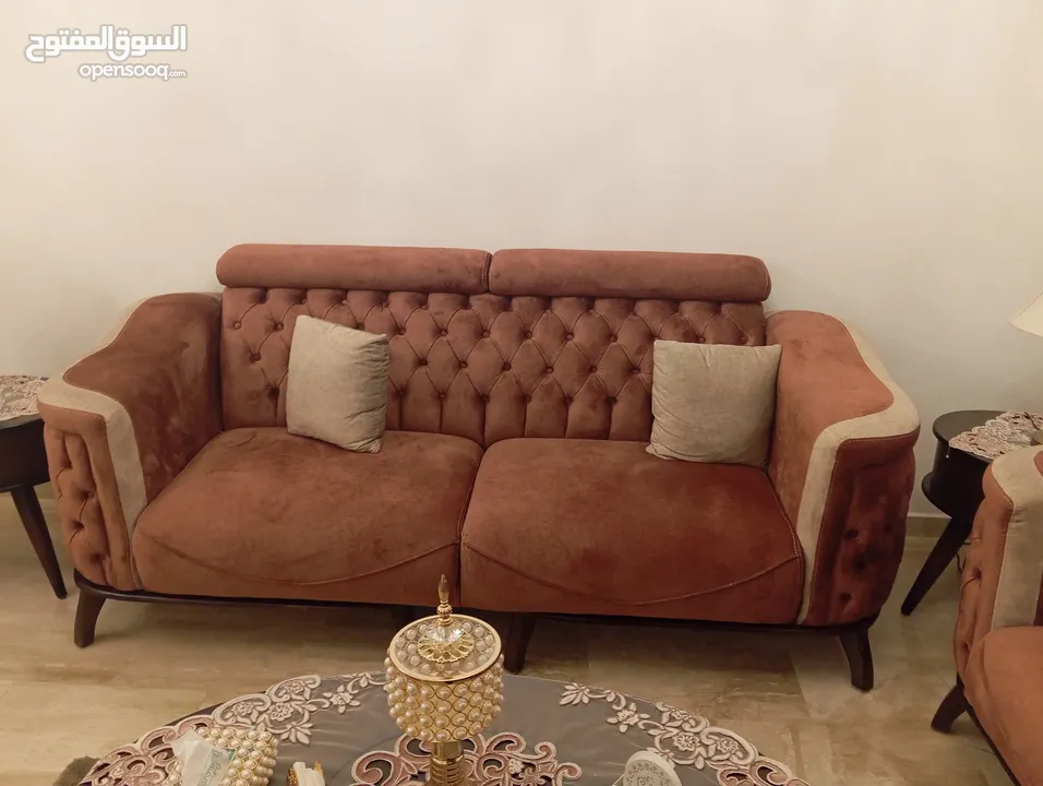 طقم كنب ضيوف فاخر و طاولة سفرة وطاولة وسط