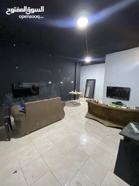 فرصة استثمارية وسكنية مميزة في ماركا الجنوبية – عمّان ( بيت مع ثلاث محلات للبيع )