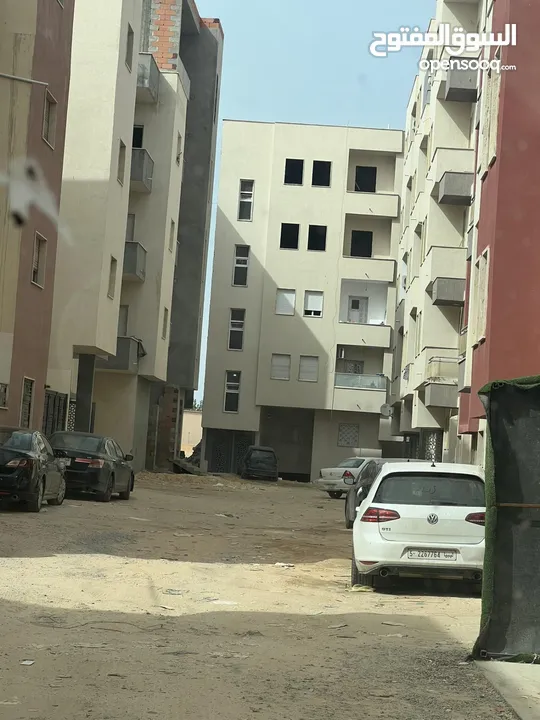 شقة في شارع البغدادي نص تشطيب  قريبة علي الطريق